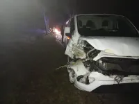 Kielno. Samochód uderzył w przewrócone drzewo.