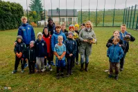 Odnowione boisko, piłkarze Arki i Sołecka Ławka Życzliwości.