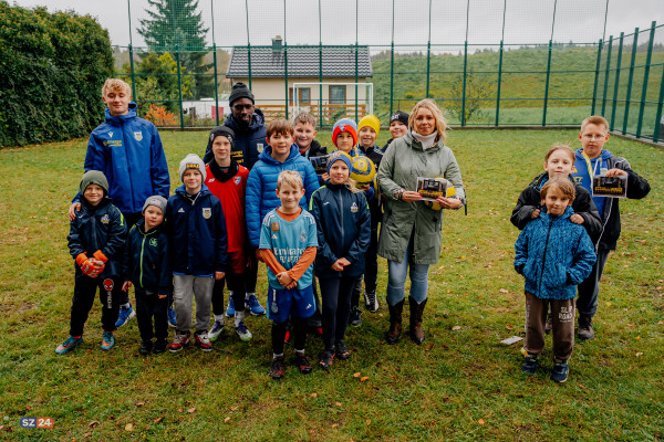 Odnowione boisko, piłkarze Arki i Sołecka Ławka Życzliwości.