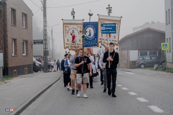 Punktualnie 6:00 wyruszyła XX Pielgrzymka z Szemuda do Sianowa.