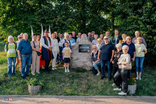 Tablica upamiętniająca Zjazd Kaszubów odsłonięta w Karczemkach.